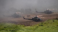 Helikopter Bell 412 TNI AD melakukan penjemputan pasukan saat puncak Latihan Antar Kecabangan TNI AD Kartika Yudha Tahun 2020.