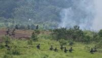 Prajurit TNI AD bergerak maju untuk melancarkan serangan ke arah daerah musuh.