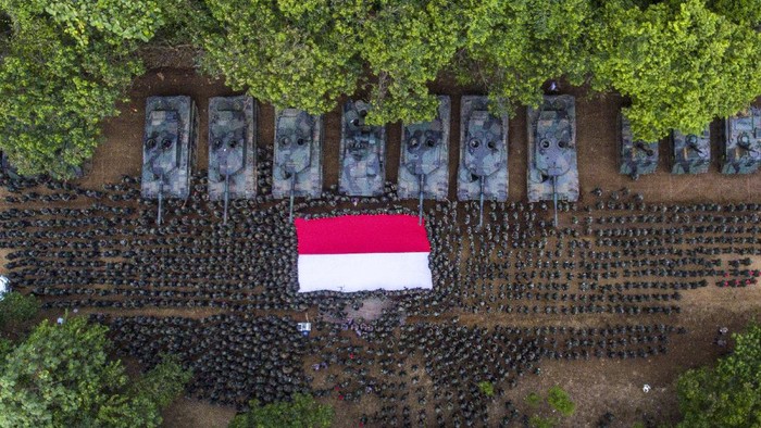 Prajurit TNI AD mengibarkan bendera merah putih usai mengikuti puncak Latihan Antar Kecabangan TNI AD Kartika Yudha Tahun 2020,  di Pusat Latihan Tempur (Puslatpur) TNI AD Baturaja Timur, Ogan Komering Ulu (OKU), Sumatera Selatan, Kamis (26/11/2020). ANTARA FOTO/Nova Wahyudi/hp.