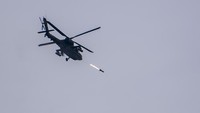 Seperti ini salah satunya. Helikopter Bell 412 TNI AD melakukan serangan ke arah daerah musuh saat puncak latihan di OKU, Sumatera Selatan.