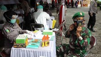 Anggota TNI mengikuti rapid test.