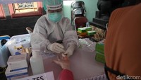 Warga mengikuti rapid test saat acara bakti sosial dan bakti kesehatan Mabes Polri di Balai Desa Tamantirto, Kasihan, Bantul, Yogyakarta, Kamis (26/11/2020).