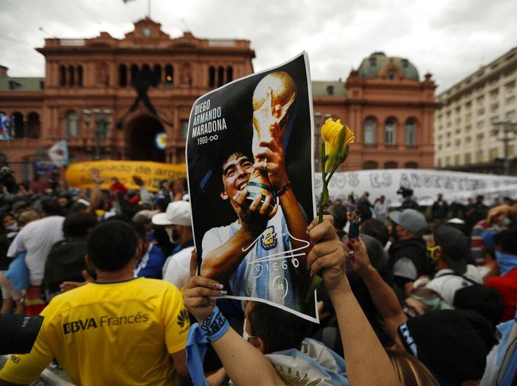 Saat Warga Argentina Padati Halaman Istana Presiden Demi Maradona