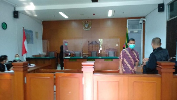 Sidang pembacaan vonis kasus PS Store ditunda karena salah satu hakim absen
