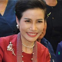 Kehadiran wanita 35 tahun itu di keluarga kerajaan pun belum diterima oleh permaisuri Thailand yang kini ditempati oleh Ratu Suthida.  Foto: Instagram @sineenat2528