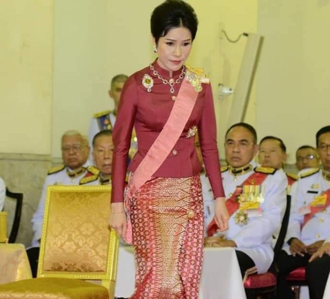 Selir Raja Thailand bernama Sineenat Wongvajirapakdi jadi sorotan karena foto intimnya tersebar. Dalam berbagai kesempatan saat menemani sang Raja Maha Vajiralongkorn, Sineenat tampil sopan dalam baju adat Thailand.  Foto: Instagram @sineenat2528