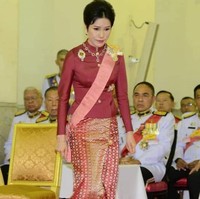 Selir Raja Thailand bernama Sineenat Wongvajirapakdi jadi sorotan karena foto intimnya tersebar. Dalam berbagai kesempatan saat menemani sang Raja Maha Vajiralongkorn, Sineenat tampil sopan dalam baju adat Thailand.  Foto: Instagram @sineenat2528
