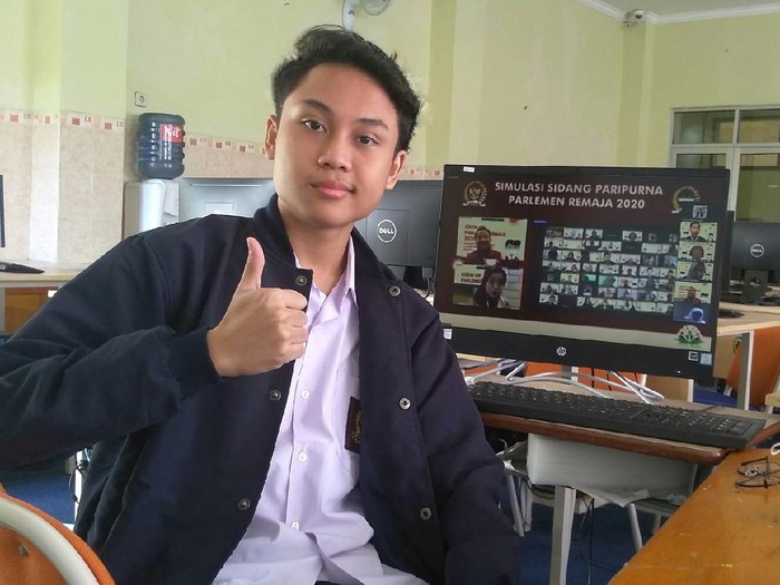 Siswa Bandung ini menjadi perwakilan parlemen remaja di DPR ri
