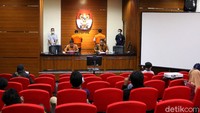 Dalam kasus ini, KPK menetapkan tujuh orang tersangka dimana 6 orang diketahui sebagai penerima serta satu orang sebagai pemberi, mereka di antaranya Edhy Prabowo (EP) sebagai Menteri KKP, Safri (SAF) sebagai Stafsus Menteri KKP, Andreau Pribadi Misanta (APM) sebagai Stafsus Menteri KKP, Siswadi (SWD) sebagai Pengurus PT Aero Citra Kargo (PT ACK), Ainul Faqih (AF) sebagai Staf istri Menteri KKP; dan Amiril Mukminin (AM), serta Suharjito (SJT) sebagai Direktur PT Dua Putra Perkasa (PT DPP).