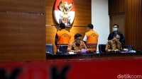 Tersangka Amiril Mukminin (baju hitam) dan Andreau Pribadi Misata (baju putih) ditunjukan ke para jurnalis di Gedung KPK, Jakarta, Kamis (26/11/2020).