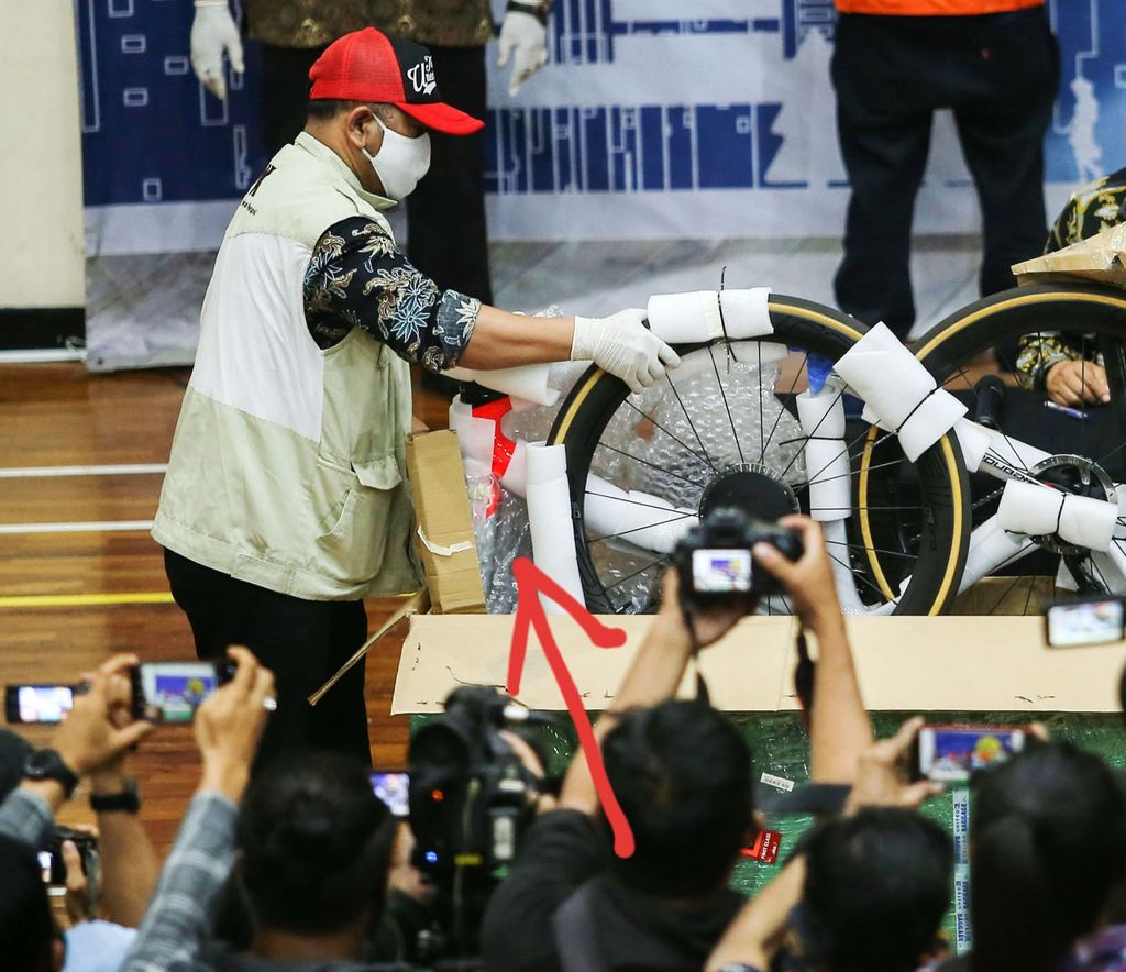 Specialized S-Works Roubaix dari kasus terkait Edhy Prabowo? (Repro detikcom, Antara, Specialized)