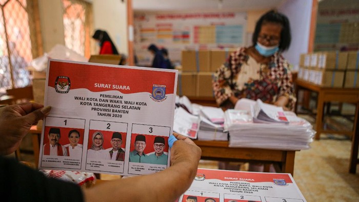 Simulasi pelaksanaan Pilkada 2020 digelar di Tangerang Selatan. Dalam simulasi itu terlihat pelaksanaan Pilkada 2020 digelar dengan terapkan protokol kesehatan.