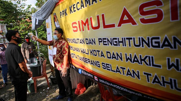 Tangsel Gelar Simulasi Pilkada dengan Terapkan Protokol Kesehatan Petugas Panitia Pemilihan Kecamatan (PPK) Ciputat menjelaskan mekanisme pemilihan kepala daerah (Pilkada) kepada warga saat simulasi di Ciputat, Kota Tangerang Selatan, Banten, Kamis (26/11/2020). Simulasi tersebut bertujuan untuk memberikan pengetahuan terkait mekanisme dan prosedur proses pemungutan dan perhitungan suara Pilkada Kota Tangerang Selatan dengan menerapkan protokol kesehatan di tengah pandemi COVID-19. ANTARA FOTO/Fauzan/hp.