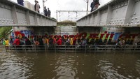 S.N. Pradhan, direktur Pasukan Tanggap Bencana Nasional India, mengatakan ribuan personel darurat telah dikerahkan di wilayah pesisir negara bagian Tamil Nadu, Andhra Pradesh dan Puducherry, tempat topan diperkirakan akan melanda.