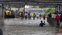 Pejabat tinggi Puducherry, Kiran Bedi, mengimbau warga untuk pindah ke daerah yang lebih tinggi dan berdiam diri.