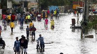 Puluhan ribu orang meninggalkan rumah mereka di daerah dataran rendah di selatan India dan pindah ke tempat penampungan untuk menghindari topan Nivar.
