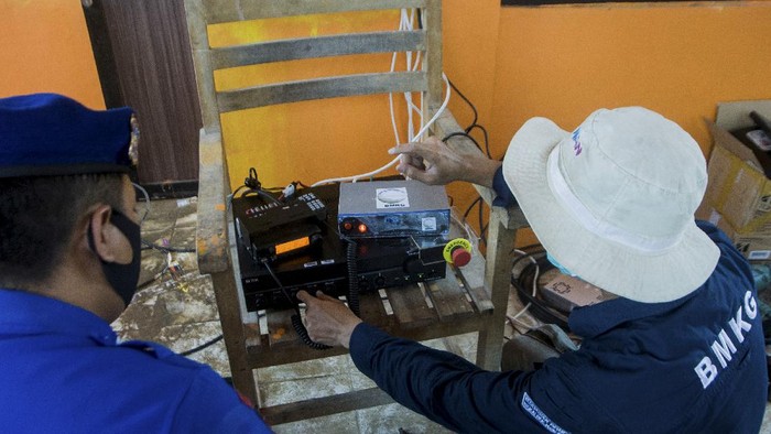 UJI COBA SIRINE ITSS TSUNAMI DI BANTEN Petugas menguji coba alat Intergrated Tsunami Siren System (ITSS) di Pos Sar BPBD Anyer, Serang, Banten, Kamis (26/11/2020). Badan Penanggulangan Bencana Daerah (BPBD) Provinsi Banten bekerja sama dengan Badan Meteorologi Klimatologi dan Geofisika (BMKG) melaksanakan uji coba sirine peringatan bencana tsunami terintegrasi ITSS pertama di Banten guna dapat memberikan informasi peringatan dini tsunami yang cepat, akurat, luas, serta mudah dipahami masyarakat. ANTARA FOTO/Muhammad Bagus Khoirunas/nz