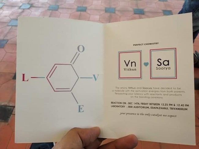 Kalau yang ini sih undangannya anak kimia banget nih. Lihat aja desainnya, sampai ada kata-kata perfect chemistry segala. Foto: Twitter.com/karthic_vinoba