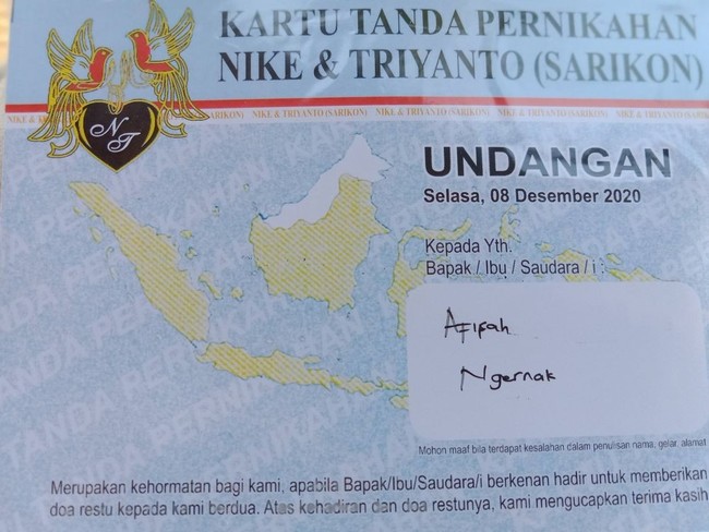 Benar-benar berbeda dan anti mainstream, undangan pernikahan yang satu ini dibuat menyerupai KTP. Tertarik membuat undangan pernikahan yang seperti ini juga? Foto: Twitter.com/afifadhilah_10