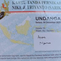 Benar-benar berbeda dan anti mainstream, undangan pernikahan yang satu ini dibuat menyerupai KTP. Tertarik membuat undangan pernikahan yang seperti ini juga? Foto: Twitter.com/afifadhilah_10