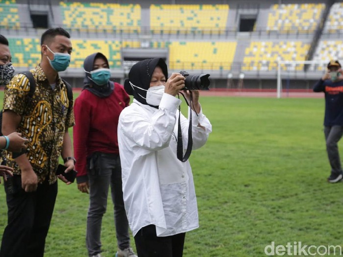 Wali Kota Surabaya Tri Rismaharini meninjau renovasi Stadion Gelora Bung Tomo (GBT) untuk venue Piala Dunia U-20 2021. Renovasi stadion dan akses jalan hampir rampung.