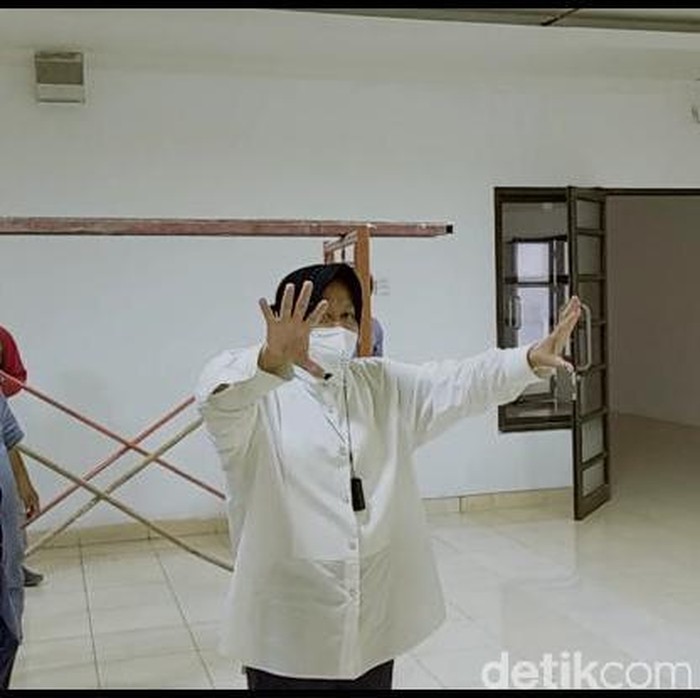Wali Kota Surabaya Tri Rismaharini berbelangsungkawa atas meninggalnya legenda sepak bola Argentina, Diego Maradona. Maradona pernah datang ke Surabaya pada 2013.