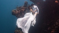 Keduanya tampak kompak mengenakan busana putih di satu sesi. Tampak juga yang lebih menampilkan kulit di foto berbeda. (Foto: dok. Indigosix Photoworks) 