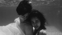 Steffy dan Temmy terlihat sempat berganti busana saat pemotretan dalam air. (Foto: dok. Indigosix Photoworks) 