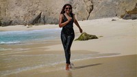 Ashanty tampak mengenakan atasan dan bawahan hitam ketat saat lari-larian di pantai. (Foto: dok. Instagram @ashanty_ash)  