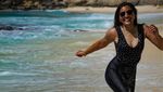 10 Gaya Ashanty di Pantai, Lari-larian bak Film India!