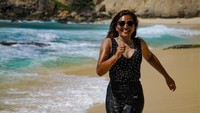 Ashanty terlihat bahagia lari-larian di pantai. Terasa seperti adegan Kajol ketika bersama Shah Rukh Khan dalam film Kabhi Khusi Khabie Gham, tidak? (Foto: dok. Instagram @ashanty_ash)  