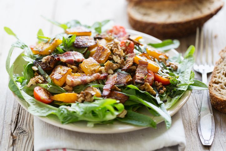 3 Cara Makan Salad Ini Membuat Salad Jadi Tak Sehat