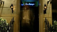 Kerap menjadi tempat makan siang bagi para selebriti, Diana suka mengajak putra-putranya untuk menyantap hidangan di San Lorenzo. Setelah itu, biasanya mereka berbelanja di Harrods dan Harvey Nichols yang lokasinua tak jauh dari restoran. (Getty Images)