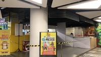 Di wilayah DKI Jakarta saat ini masih diterapkan PSBB transisi. Pengunjung bisa bersantap di restoran dengan kapasitas 50% dan penerapan protokol kesehatan yang ketat. Namun, pelonggaran aturan ini tidak berdampak pada pendapatan banyak restoran.