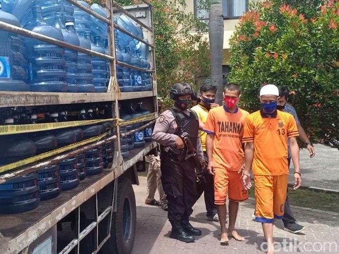 Polisi Magetan menggagalkan pengedaran air mineral palsu. Ratusan galon air mineral bermerek itu diisi dengan air isi ulang oleh pelaku.