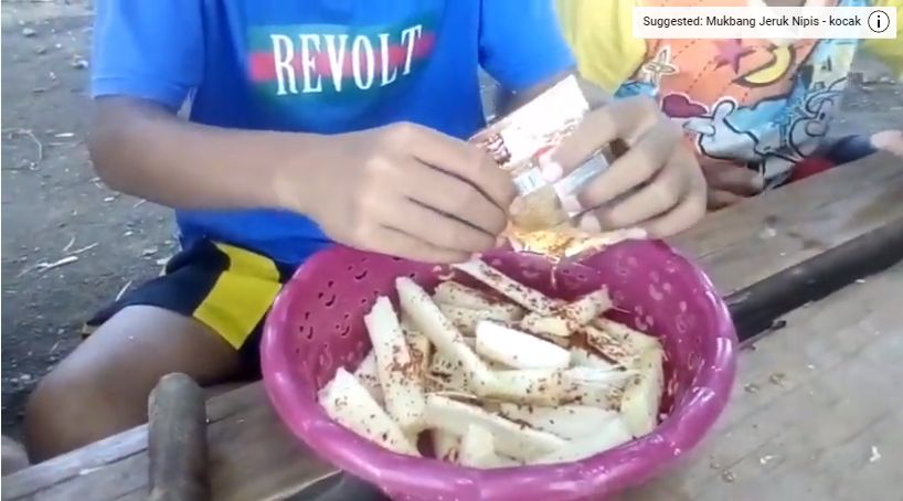 Kocak! Begini Aksi Bocah saat Mukbang Tebu
