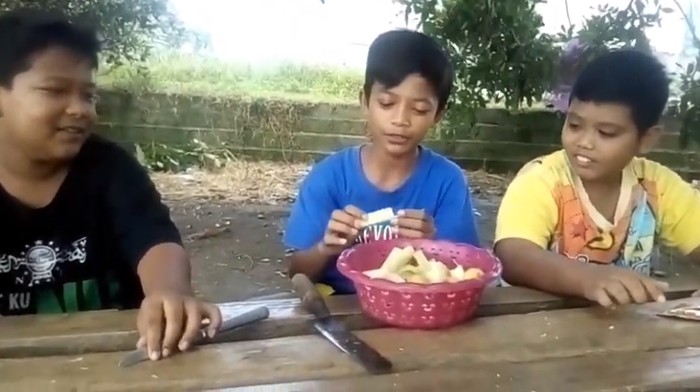 Kocak! Begini Aksi Bocah saat Mukbang Tebu