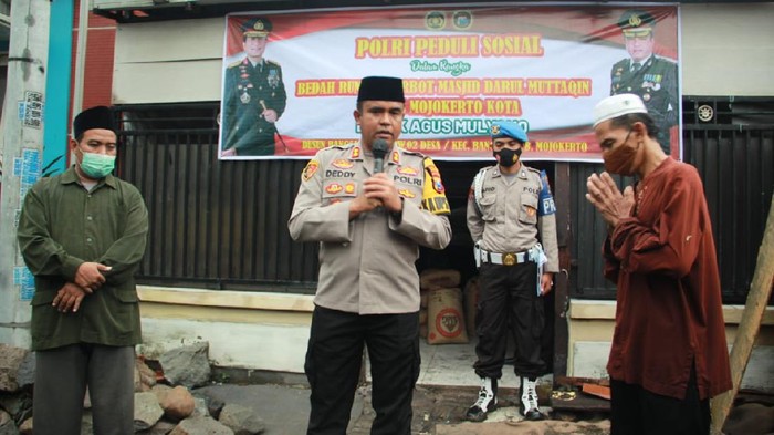 Pengabdian Agus Mulyono selama 10 tahun merawat Masjid Darul Muttaqin di Mapolres Mojokerto Kota mendapat balasan. Polisi membedah rumah Agus yang selama ini tergolong kurang layak huni.