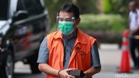 Tersangka kasus dugaan pemotongan uang dan penerimaan gratifikasi Rachmat Yasin berada di gedung KPK, Jakarta, Jumat (27/11/2020).