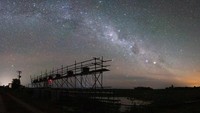 Panorama kombinasi long exposure untuk mengambil momen milky way. Ini karya James Orr.