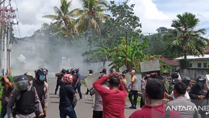 Demo di Sorong, Papua Barat, berakhir ricuh.