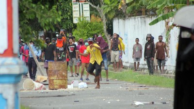 Potret Demonstrasi di Sorong yang Berakhir Ricuh