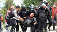 Empat orang anggota polisi mengalami luka-luka dan satu orang jurnalis terluka.