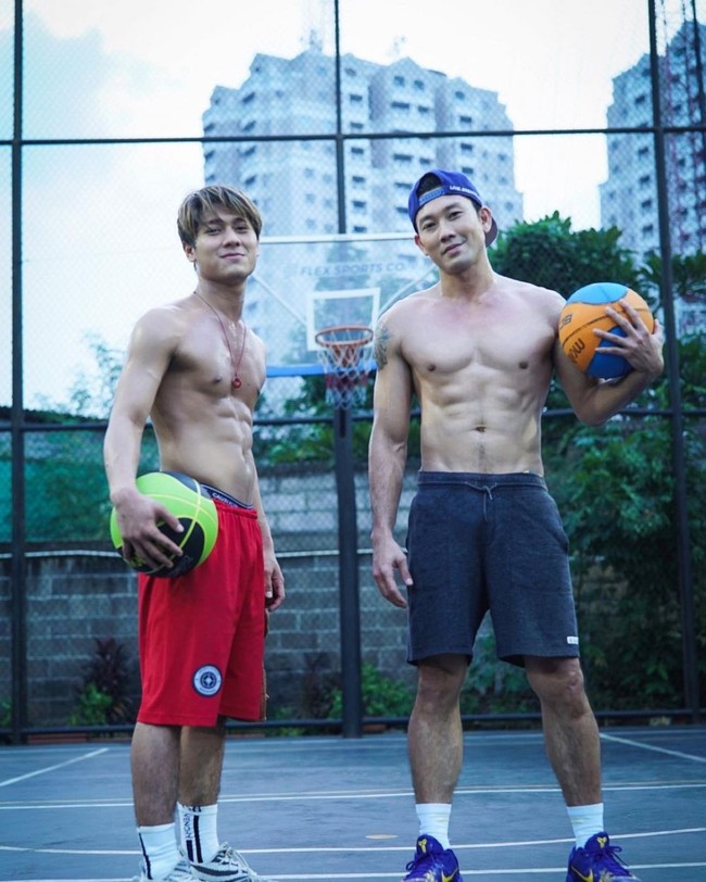 Ini foto keduanya ketika sedang bersama-sama bermain basket. Siapa nih yang jadi favoritmu? Foto: Instagram.com/sumargodenny