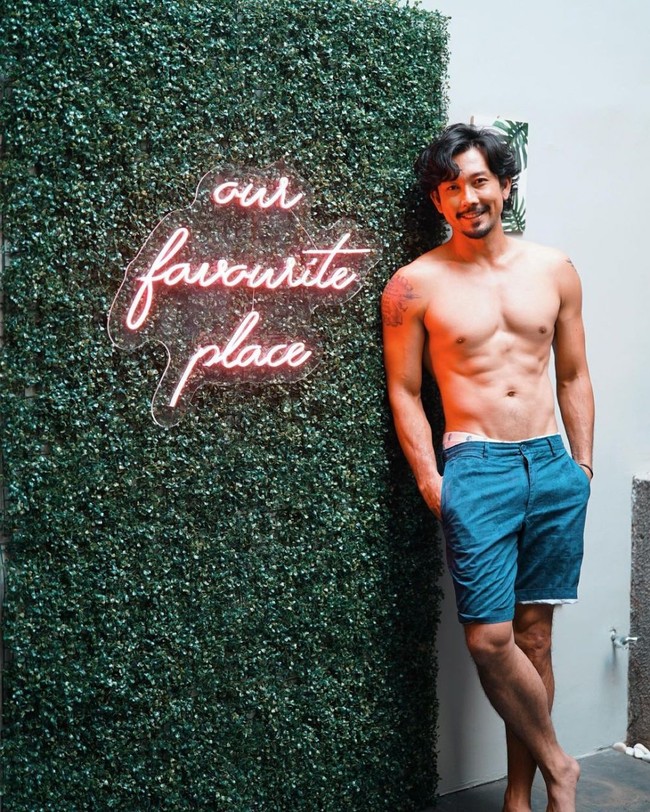 Denny Sumargo juga seringkali memamerkan perut sixpack yang dimilikinya melalui media sosial Instagram pribadinya. Bagaimana penampilannya menurutmu? Foto: Instagram.com/sumargodenny