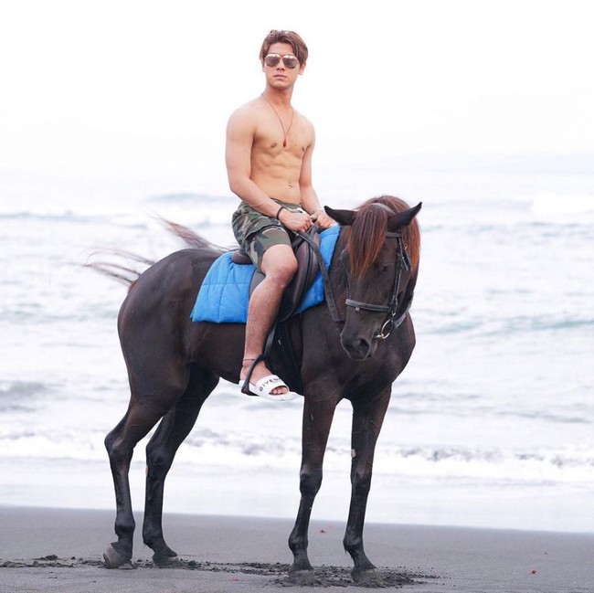 Begini penampilan Rizky Billar saat sedang menaiki kuda di pantai. Perut sixpacknya bikin yang lihat jadi salah fokus. Foto: Instagram.com/rizkybillar