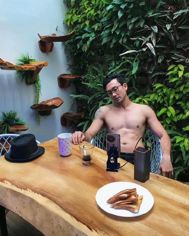 Tak kalah dari Rizky, Denny Sumargo juga selalu rutin berolahraga demi menjaga bentuk tubuhnya. Nggak heran sampai saat ini tubuhnya masih terlihat sixpack. Foto: Instagram.com/sumargodenny