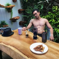 Tak kalah dari Rizky, Denny Sumargo juga selalu rutin berolahraga demi menjaga bentuk tubuhnya. Nggak heran sampai saat ini tubuhnya masih terlihat sixpack. Foto: Instagram.com/sumargodenny