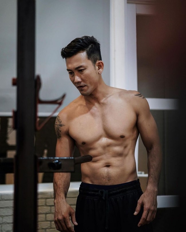 Sedangkan Denny Sumargo lahir pada 11 Oktober 1981. Nama pria berdarah Tionghoa-Indonesia itu dikenal sebagai seorang aktor dan juga pemain bola basket. Foto: Instagram.com/sumargodenny