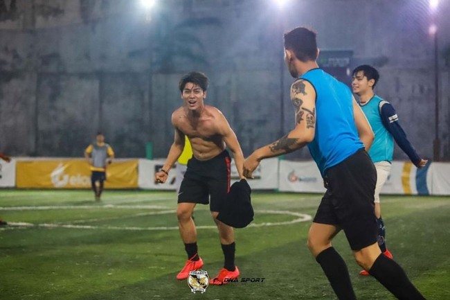 Walaupun sibuk dan memiliki jadwal yang padat tetapi Rizky Billar selalu meluangkan waktu untuk berolahraga, seperti dengan bermain sepak bola ataupun basket. Foto: Instagram.com/rizkybillar